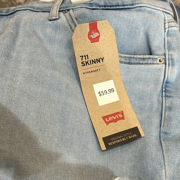 NWT - Levi’s - Women's 711 Mid Rise Stretch Skinny Jeans - Picture 3 of 5